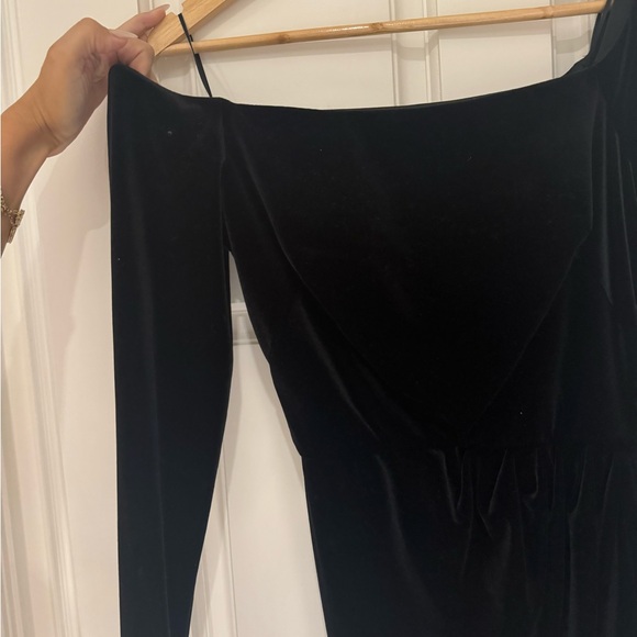 Nicole bakti off the shoulder velvet dress with high slit - Picture 3 of 3